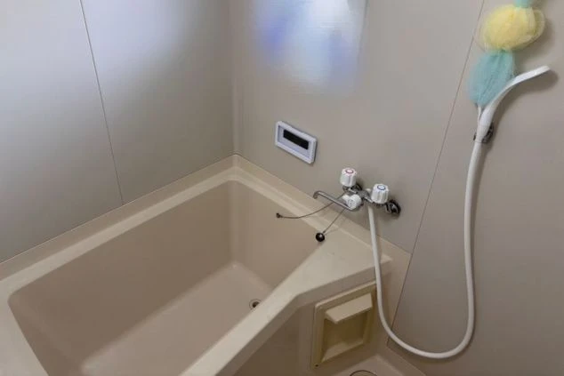 リゾートバイトのシェア寮にある共用のお風呂。清潔に保たれた浴槽で、一日の疲れを癒すことができます。住み込みで働けるリゾートバイトの寮設備を詳しく紹介。