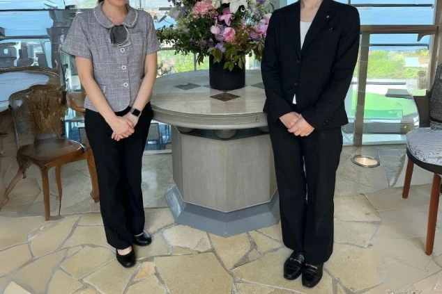 フロントの女性の制服画像。夏は半袖、冬は長袖のスタイル。