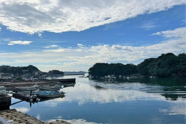 三重県鳥羽市にある安楽島（あらしま）の漁港の画像。複数の漁船が停泊しており、穏やかな海と空が広がる。