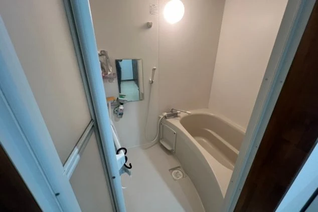 スタッフ寮のバスルームの画像。ゆったりとした浴槽のあるユニットバスで、リゾートバイトの勤務後もリフレッシュできる清潔な浴室設備。