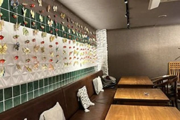  リゾートバイトの仕事風景を表現するイメージ画像。おしゃれなカウンターと、