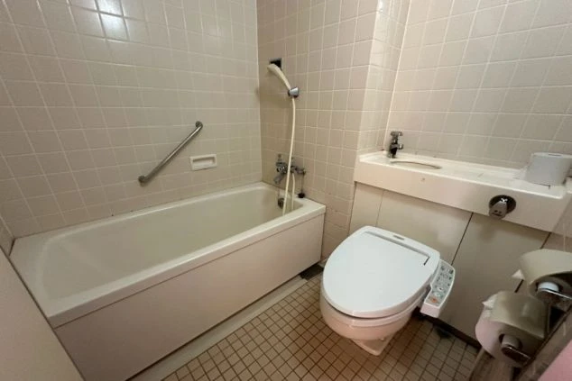 清潔感のある寮のユニットバスの画像。温水洗浄便座付きトイレ完備でリゾートバイト中も快適。