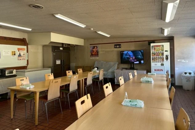 スタッフが集う広々とした従業員食堂の画像。テレビや自動販売機もあり、休憩時間もリラックス。