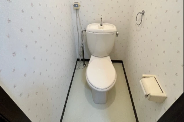 リゾートバイトの個室寮にあるトイレ。花柄の壁紙が貼られ、清潔感がある。プライベートな空間をアピールする画像。