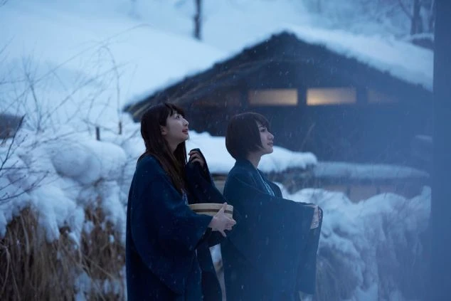  秋田のリゾートバイト求人をアピールする画像。「快適な個室寮 × 温泉無料 in Akita」の文字入り。ミルキーブルーの天然温泉と自然に囲まれた露天風呂の風景。