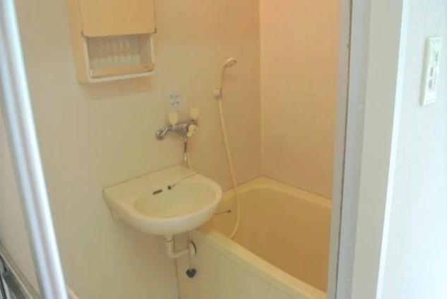 リゾートバイトの個室寮にあるユニットバス。浴槽付きで、仕事の疲れをゆっくりと癒せる。寮の設備が充実していることを伝える画像。