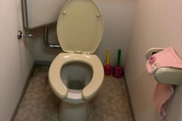 リゾートバイトの個室寮のトイレ。温水洗浄便座や壁紙など、清潔感が保たれており、寮の設備の良さをアピールする。