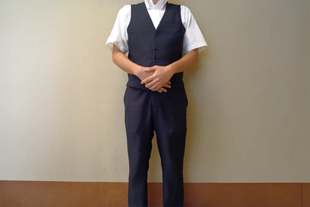 リゾートバイトの仕事風景を表現するイメージ画像。サービス・ホールの仕事で着用する、白いシャツに黒いベストとパンツ。