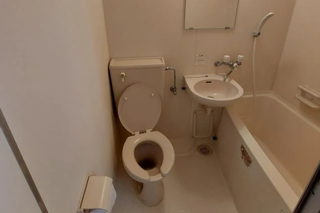 ワクトリの社員が出張で撮影した、リゾートバイトの寮のユニットバスの画像。浴槽、シャワー、洗面台、そして洋式トイレがコンパクトにまとまっており、清潔感のある空間。