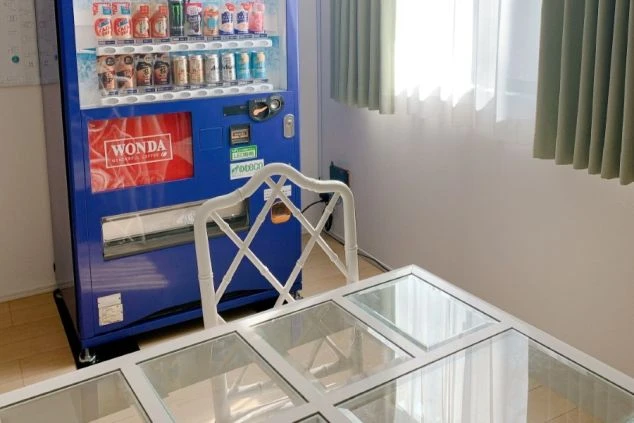 リゾートバイトする人が住み込む寮の自販機の画像