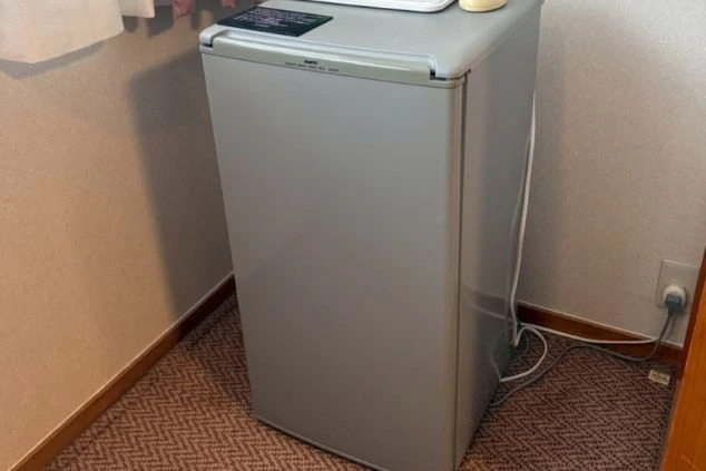 リゾートバイトの客室寮に備え付けられた小型冷蔵庫の画像。リゾートバイトの寮の設備の画像。
