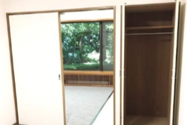 リゾートバイトの寮に備え付けられた、ハンガーパイプ付きのクローゼット。収納スペースが確保されている。