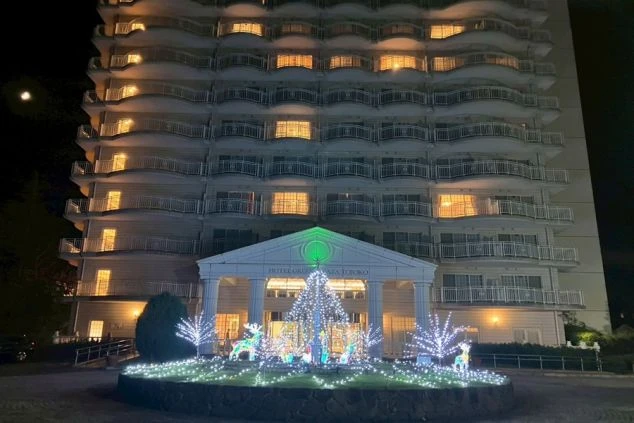 ジェットコースターや観覧車があるテーマパークの風景。リゾートバイトで、お客様を笑顔にする仕事をしませんか。