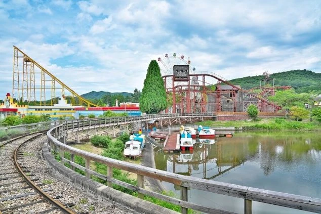 テーマパークの明るい雰囲気のレストラン。リゾートバイトは、こんな場所で楽しく働ける仕事です。