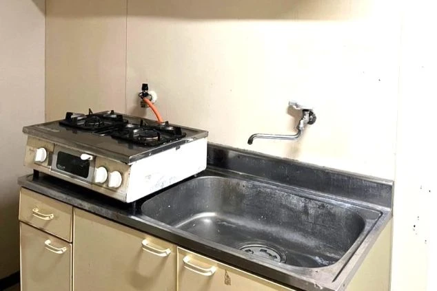 リゾートバイトの共同キッチンにあるガスコンロとシンク。仲間と料理をしたり、プライベートな食事が可能。
