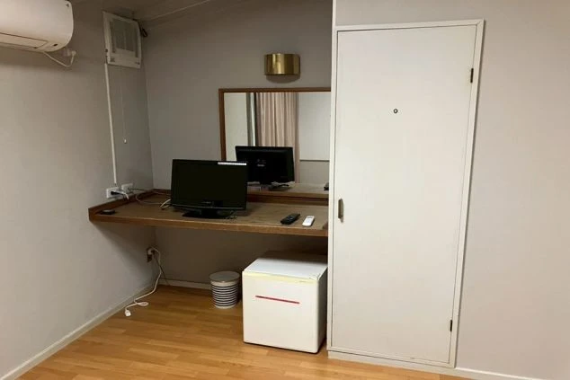 リゾートバイトの寮の個室。作り付けのデスクにテレビと冷蔵庫が置かれ、クローゼットも完備されています。