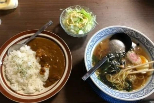 カレーライス、ラーメン、ミニサラダが写っている。