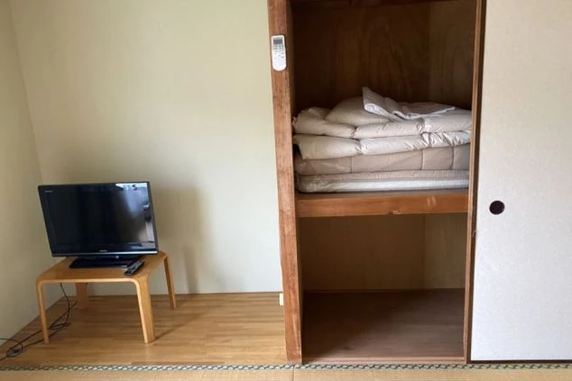 リゾートバイトの個室寮の部屋の画像。TVと押し入れがある。