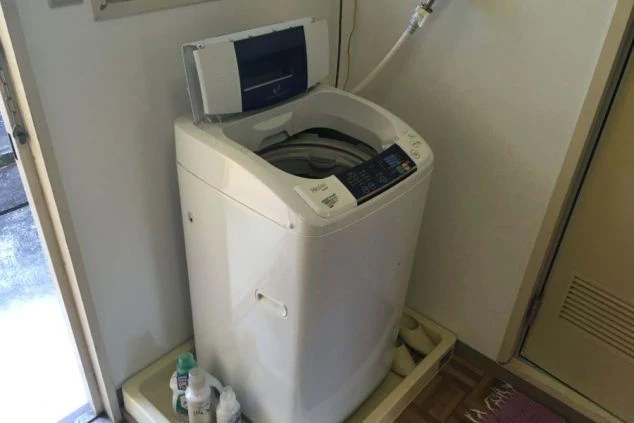 リゾートバイトの個室寮の部屋に備え付けの洗濯機の画像