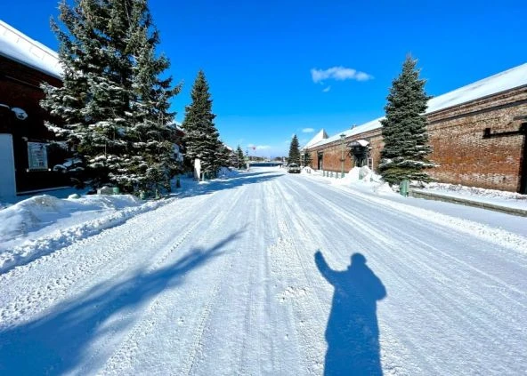 夕日を背景にしたシルエットの男性と、画面上部に「HOKKAIDO 函館 WORK TRIP」、下部に「絶品まかない3食無料」「温泉無料×完全個室寮」の文字が書かれている。