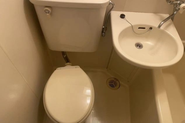 リゾートバイトの個室寮にあるトイレ。洗面台も備え付けられており、清潔でコンパクトな空間。