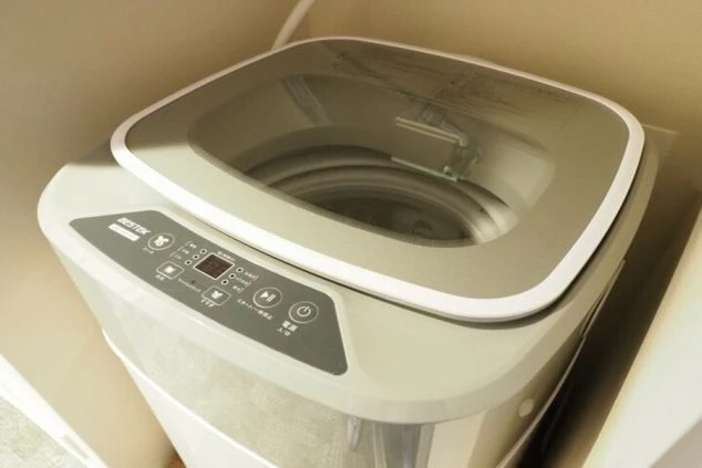 寮の室内には、自分専用の洗濯機を完備。時間を気にすることなく、いつでも洗濯ができて便利です。