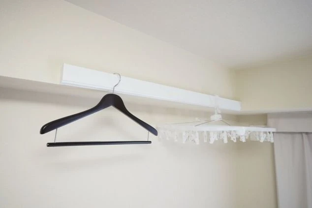 寮の室内には、物干し用のハンガーレールも。雨の日や、外に干したくない洗濯物を乾かすのに便利です。