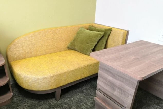 リゾートバイトの個室寮には、お洒落なソファも完備。仕事から帰ってきて、ゆっくりと寛げる空間です。