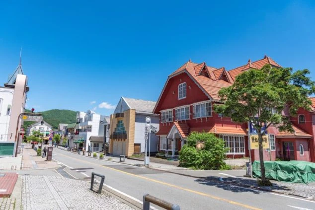 山梨県清里高原の街並みの画像。青空の下、おしゃれな建物やお店が立ち並んでいる。リゾートバイトの休日に観光を楽しめる、街の風景の画像。