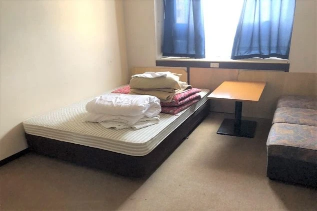 リゾートバイトの個室寮の様子。ベッドや寝具が備え付けられた部屋。