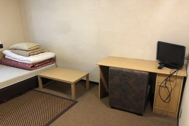 リゾートバイトで提供される寮の個室。テレビ、机付きでプライベートも安心。