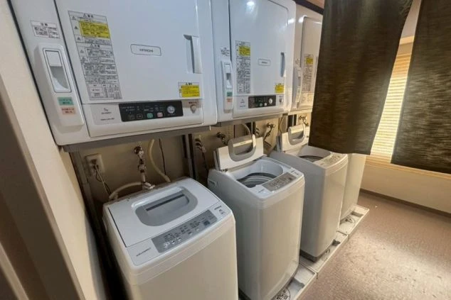 リゾートバイトの館内寮に完備された共用の洗濯機と乾燥機。