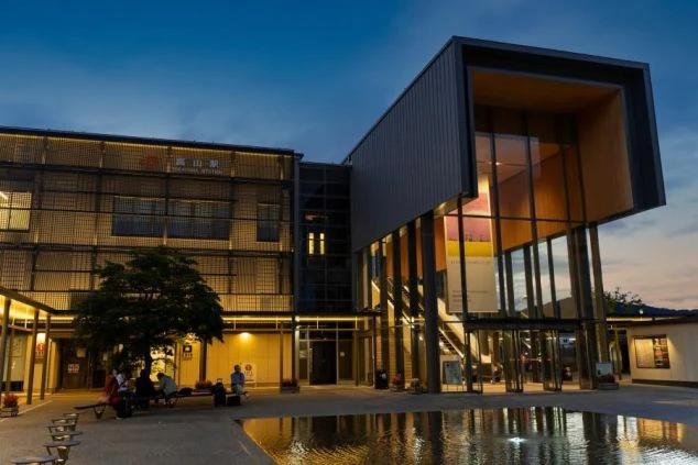 夜の高山駅の外観の画像。建物がライトアップされており、幻想的な雰囲気を醸し出している。リゾートバイトの休日に観光を楽しめる、夜景の画像。