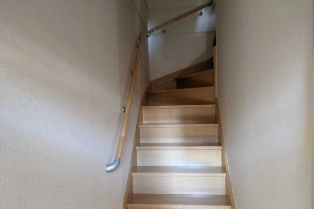 寮の階段。手すり付きで、上階へ続く。