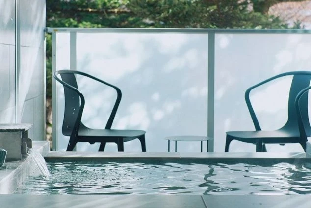 客室付き露天風呂の湯上がりにくつろげる、おしゃれなテラスチェア。温泉で温まった後、涼みながらゆっくり過ごす贅沢な時間です。