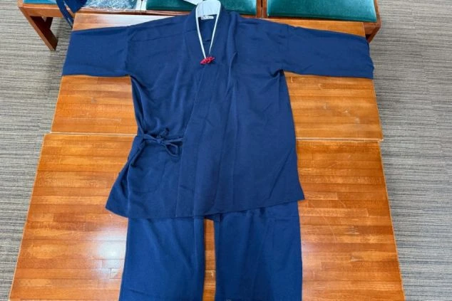 作務衣や黒エプロンの旅館制服姿。リゾートバイトの仕事着イメージ。