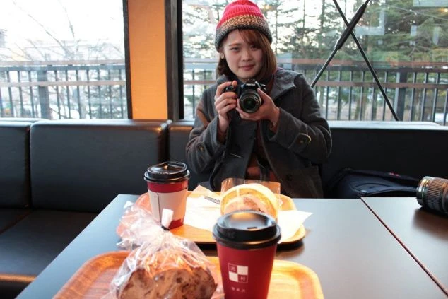 軽井沢のカフェで休憩する女性。仕事の合間に、こんな風にプライベートも充実させられます。