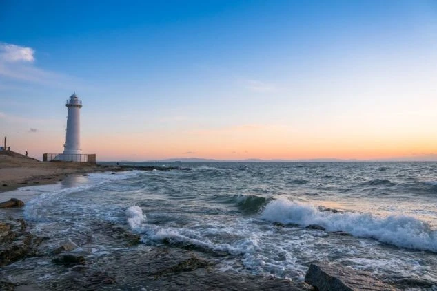 愛知県の海沿いにあるホテルの外観と、リゾートバイトの求人情報を組み合わせたワクトリオリジナルのPR画像。「温泉無料」「裏方スタッフ」の文字。