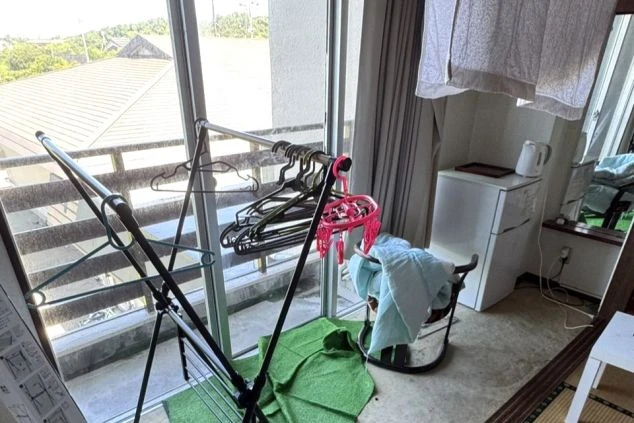 リゾートバイトの個室寮のバルコニー。物干し竿とハンガーラックがあり、洗濯物を干せる設備の画像。