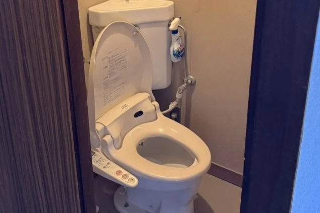 リゾートバイトの個室寮にある温水洗浄便座付きのトイレ。清潔感があり、快適に利用できる設備の画像。