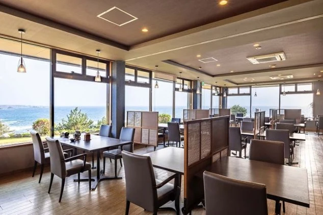 窓からの景色が良い、広々としたホテルレストランのダイニング。リゾートバイトの仕事場。