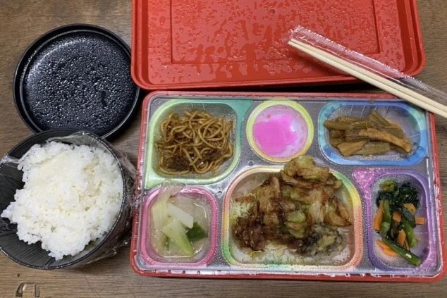 豪華な弁当形式のまかない画像。