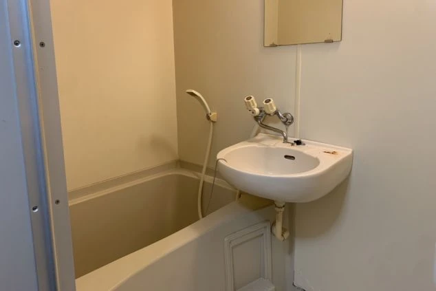 リゾートバイトの寮のバスルームの画像。バスタブとシャワー、そして洗面台がまとまって配置されている。リゾートバイトの寮の風呂場の画像。