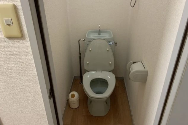 リゾートバイトの寮のトイレの画像。ウォシュレット付きの便座が備え付けられており、清潔感がある。リゾートバイトの寮のトイレの画像。