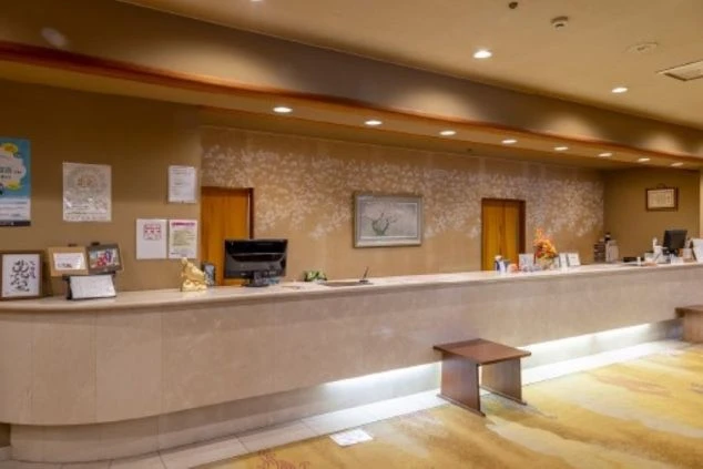 ホテルのフロントカウンターの画像。カウンターの上にはパソコンや電話が置かれており、落ち着いた雰囲気のロビーであることがわかる。リゾートバイトの仕事内容を表す、フロント業務の仕事風景の画像。