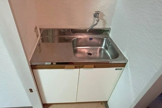 リゾートバイトの寮の中にあるミニキッチン