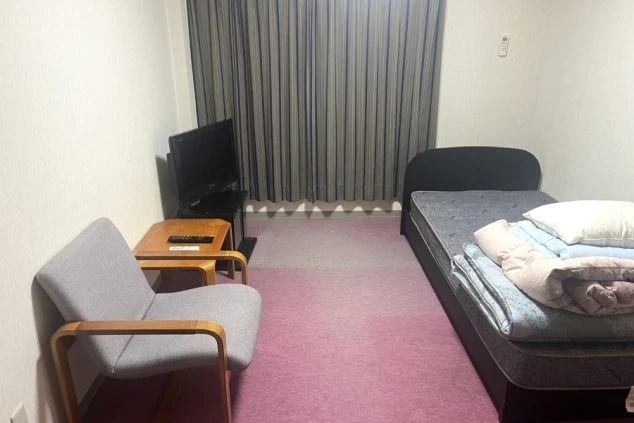 岡山・蒜山エリアのリゾートバイト個室寮。ベッドやテレビ、家具家電付きですぐに生活を始められる室内。