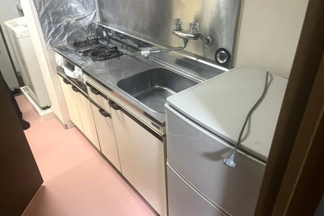 リゾートバイト個室寮の室内キッチン。2口コンロや冷蔵庫があり、自炊派も嬉しい便利な生活環境を完備。