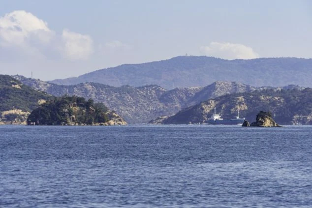 穏やかな海と緑の島々。リゾートバイトの周辺にある観光地や景色。