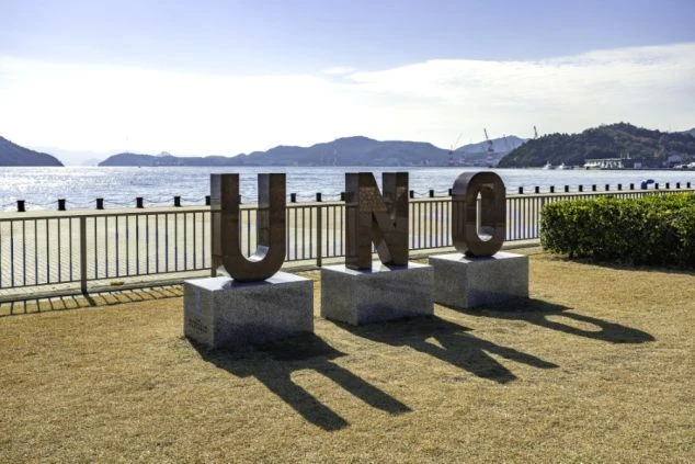 海辺の砂浜にあるオブジェ。夏のリゾートバイトやビーチでの観光地。